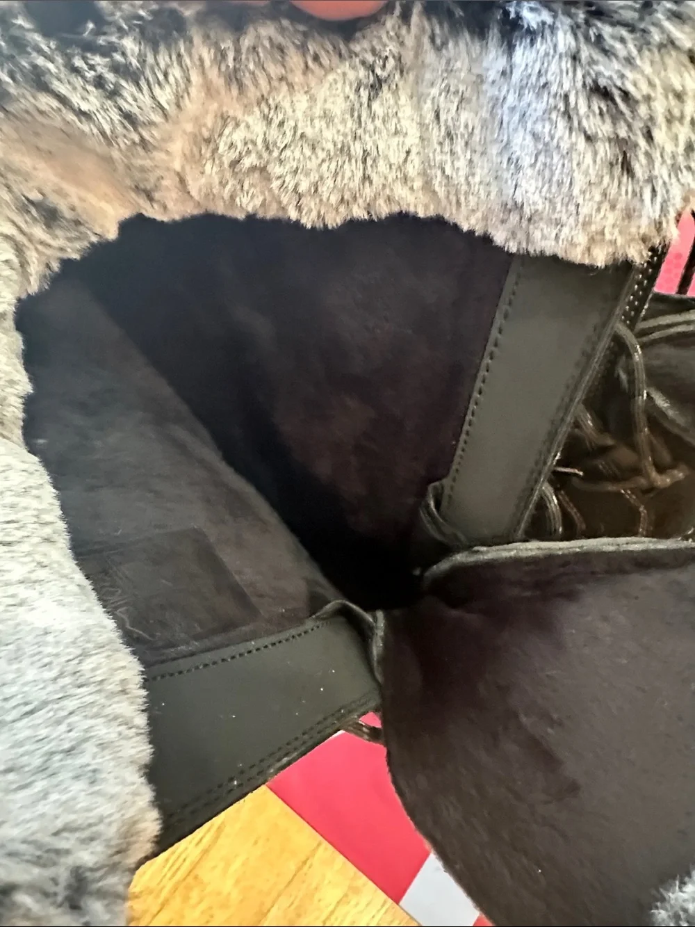 Khombu Black Quilted Lace-Up Winter Boots with Faux Fur Cuff Size 8